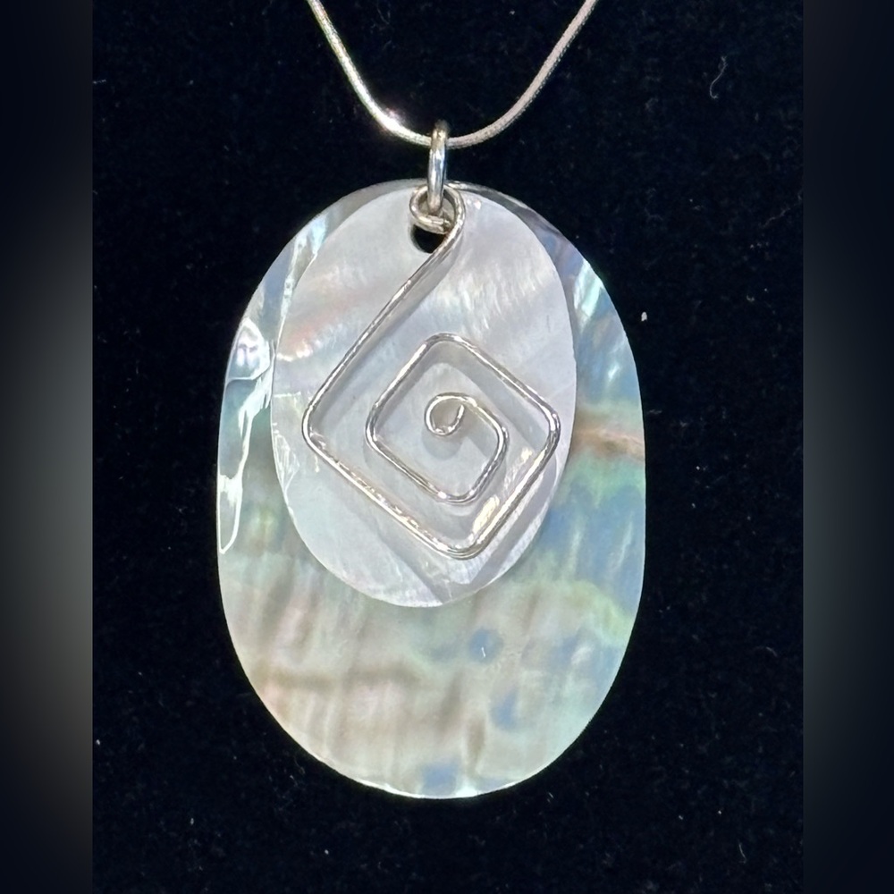 Elegant 925 Italy Snake Chain Sterling Silver Abalone Shell Pendant Necklace.